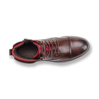 Vue de dessus d'une botte en cuir marron pour homme avec lacets, doublure rouge et semelle robuste. Chaussure élégante et durable pour l'hiver.