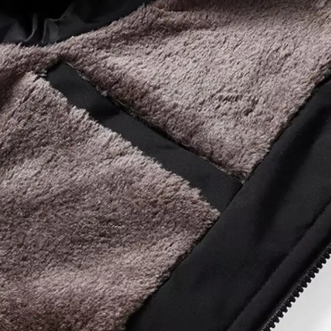 Veste en laine polaire grise et noire, texture douce et chaude, idéale pour l'hiver. Design moderne et confortable, parfait pour le froid.