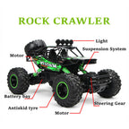 Voiture télécommandée Rock Crawler, pneus antidérapants, système de suspension, moteur puissant, phare LED, design tout-terrain robuste.