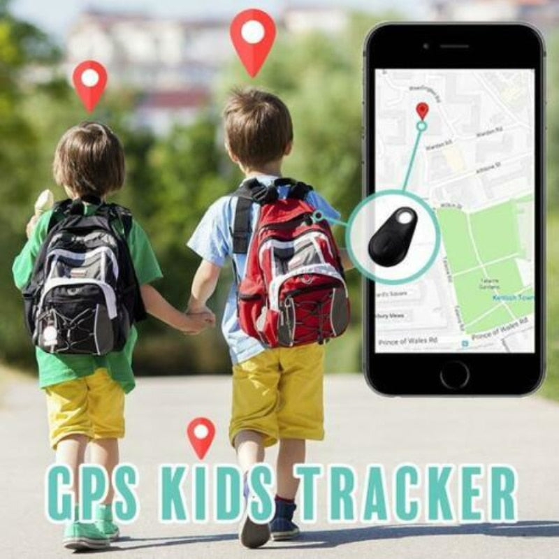 Deux enfants avec des sacs à dos marchent, suivis par un traceur GPS pour enfants affiché sur un smartphone. Sécurité enfant, localisation GPS.
