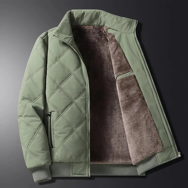 Veste matelassée verte pour homme avec doublure en fourrure synthétique, fermeture éclair, poches zippées, style hiver chaud et élégant.