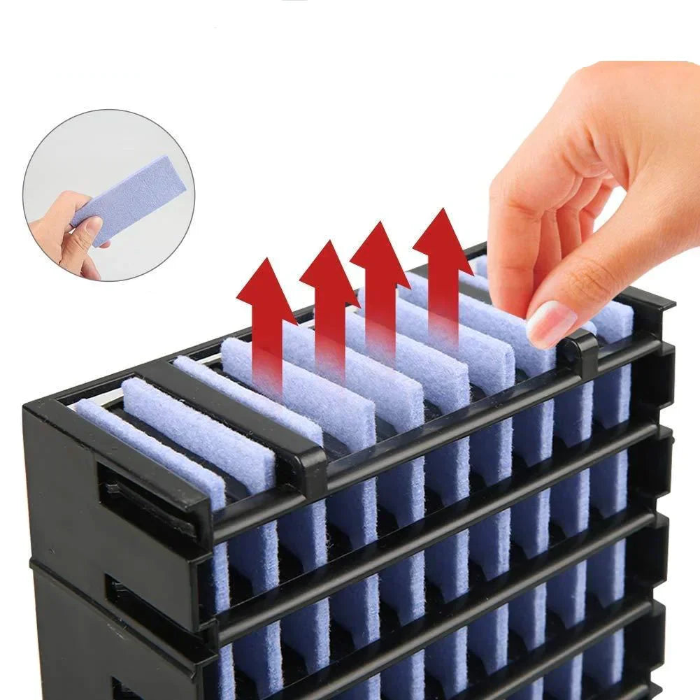 Main d'une personne insérant un filtre bleu dans un purificateur d'air noir, flèches rouges indiquant le flux d'air. Filtration efficace, qualité de l'air.