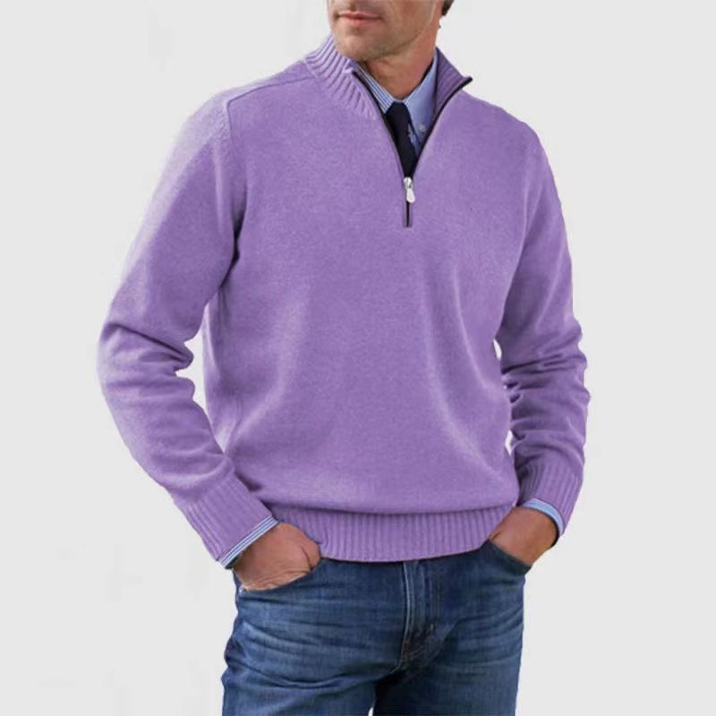Homme portant un pull violet à col zippé, manches longues, sur une chemise bleue, avec un jean. Mode masculine élégante et décontractée.