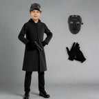 Enfant déguisé en personnage de science-fiction, portant un manteau noir, casquette, masque futuriste, gants noirs et tenant un accessoire.