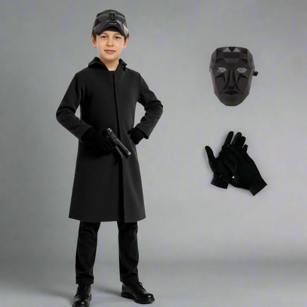 Enfant déguisé en personnage de science-fiction, portant un manteau noir, casquette, masque futuriste, gants noirs et tenant un accessoire.