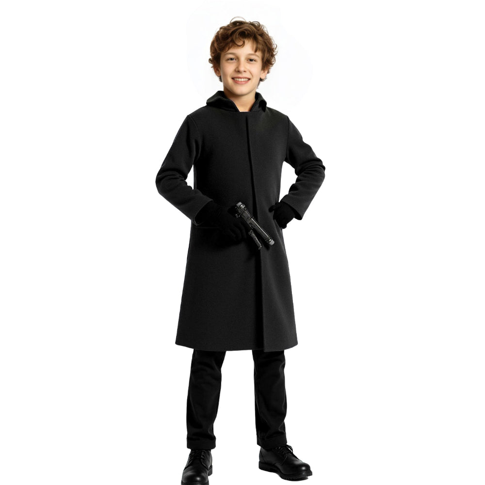 Jeune garçon souriant portant un manteau noir élégant, tenant un parapluie pliable. Mode enfant, vêtements d'hiver, style chic.
