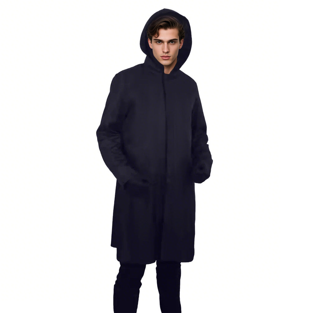 Jeune homme portant un manteau noir à capuche, style moderne et élégant, mode masculine automne-hiver, fond blanc.