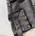 Jeans gris délavé avec poche avant et boucle métallique, style vintage. Mode denim tendance, texture usée, détails couture visibles.