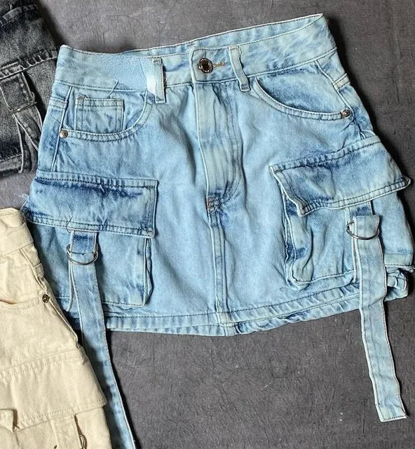Jupe en jean bleu clair avec poches cargo et ceinture, style décontracté. Mode féminine tendance, idéale pour un look urbain et moderne.