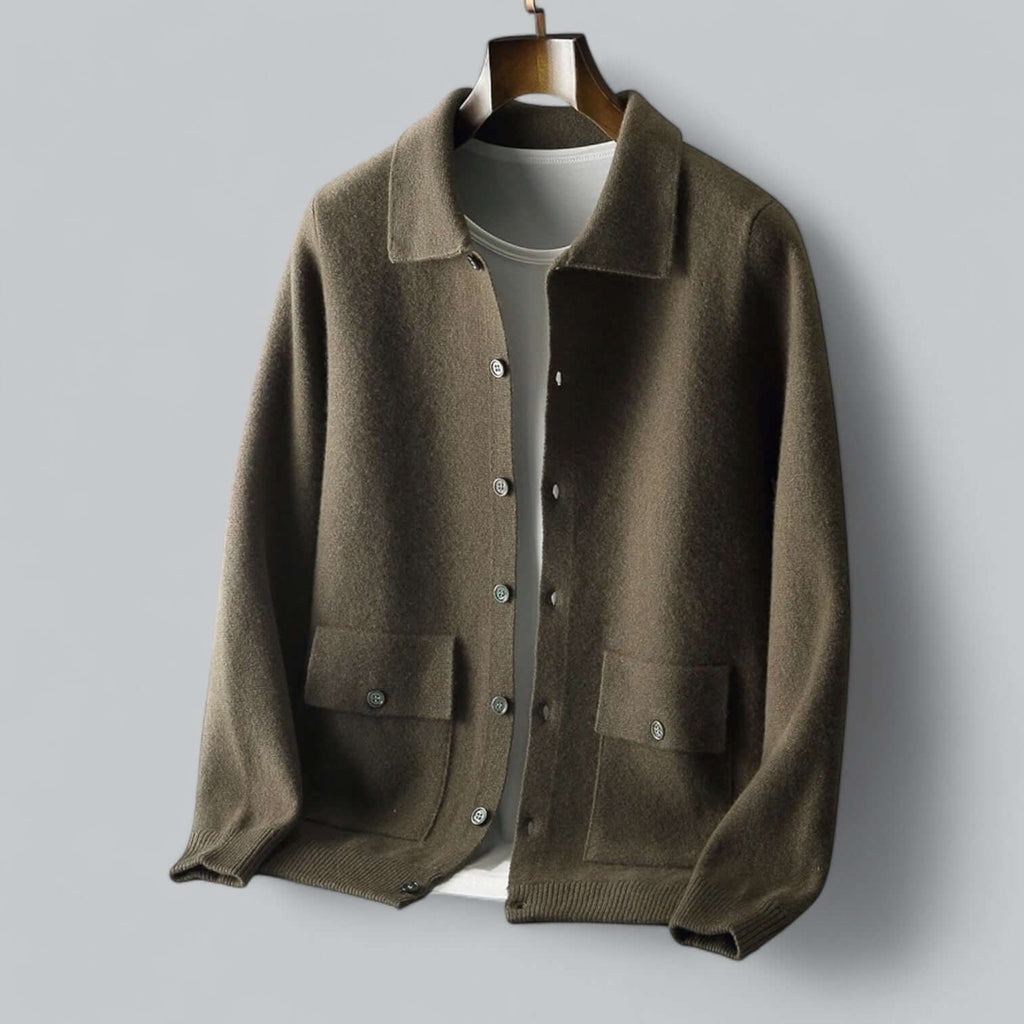 Veste en laine marron pour homme sur cintre, avec col classique et poches avant, idéale pour l'automne. Mode masculine élégante et confortable.