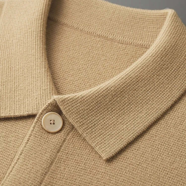 Polo en maille beige avec col classique et bouton en bois, texture côtelée. Mode élégante, vêtement tendance pour homme, style décontracté chic.