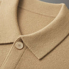 Polo en maille beige avec col classique et bouton en bois, texture côtelée. Mode élégante, vêtement tendance pour homme, style décontracté chic.