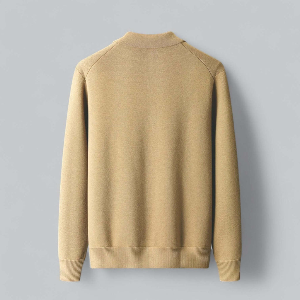 Gilet beige en laine mérinos, manches longues, col montant, style minimaliste, mode automne-hiver, vêtement chaud et élégant pour homme.