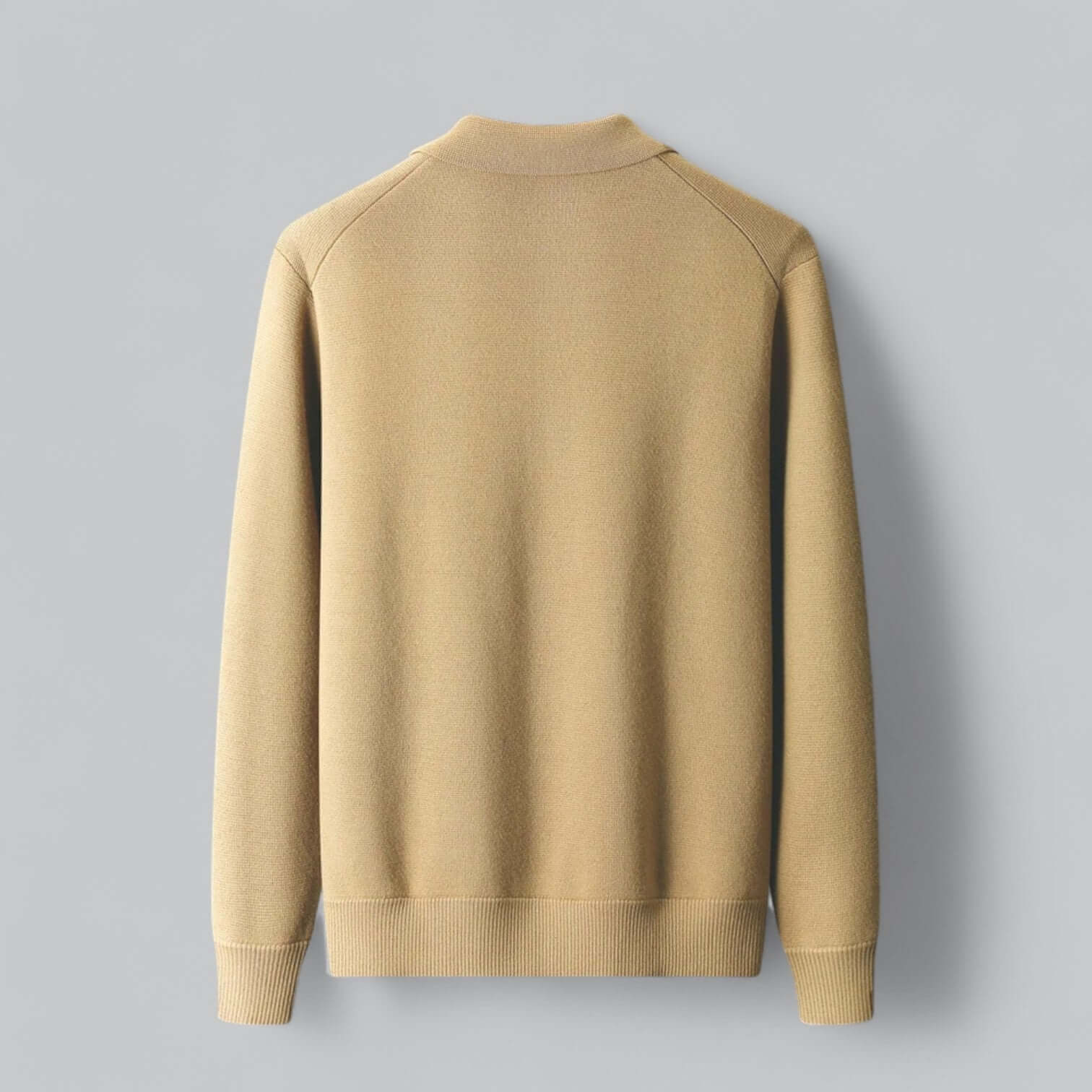 Gilet beige en laine mérinos, manches longues, col montant, style minimaliste, mode automne-hiver, vêtement chaud et élégant pour homme.