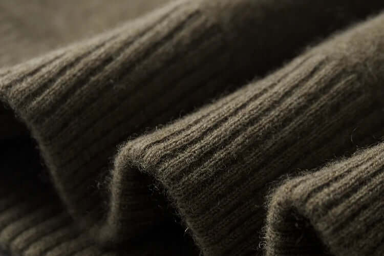 Gros plan sur un pull en laine marron, texture côtelée, tissu chaud et doux, idéal pour l'hiver. Mode hiver, vêtement chaud, laine côtelée.