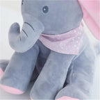 Peluche éléphant gris avec foulard rose à pois, jouet doux pour enfants, décoration chambre bébé, cadeau naissance, oreilles et pattes roses.