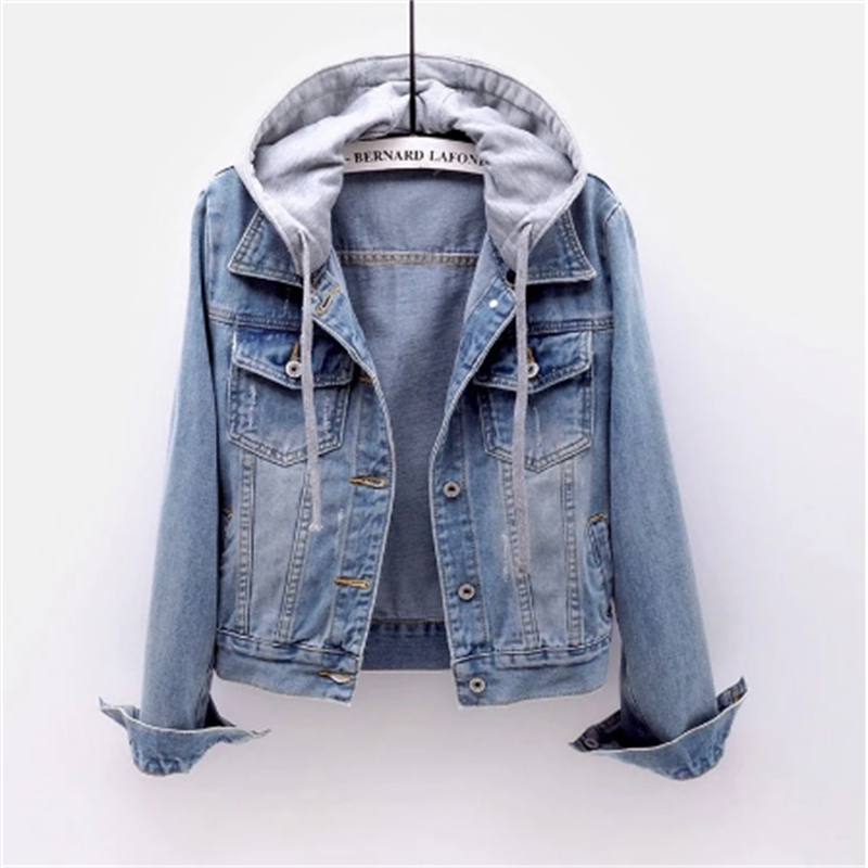 Veste en jean bleu clair avec capuche grise, style décontracté, suspendue sur cintre. Mode tendance, vêtement polyvalent pour toutes saisons.
