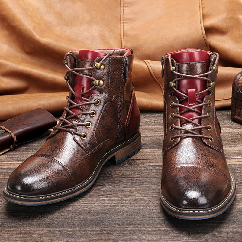 Bottes en cuir marron pour homme avec lacets, détails rouges, sur fond en bois. Chaussures élégantes et robustes, idéales pour l'hiver.