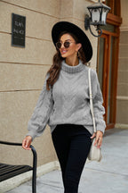 Femme élégante portant un pull en tricot gris, chapeau noir et lunettes de soleil, marchant en ville. Mode automne, style urbain chic.