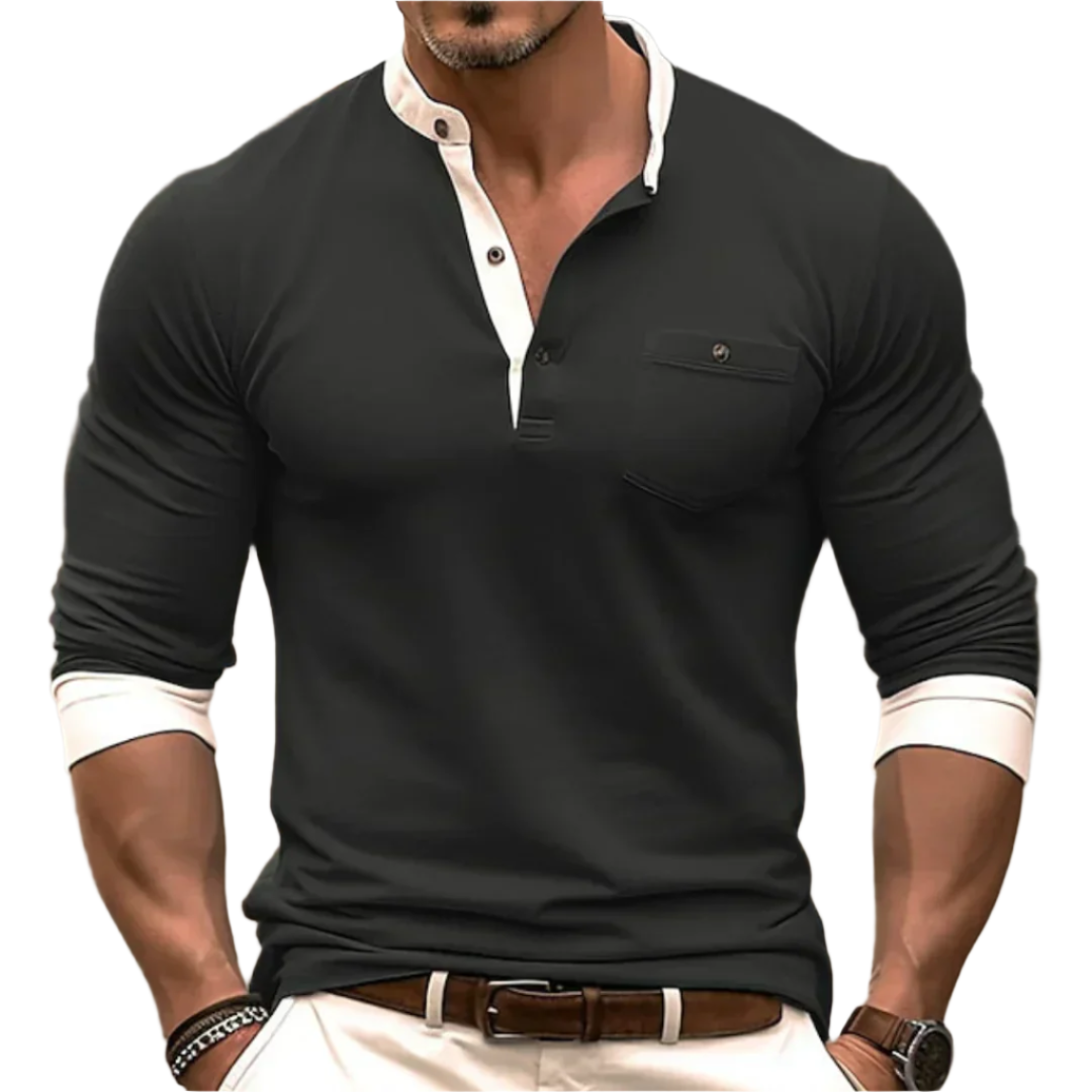 Homme portant un polo noir à manches longues, col boutonné, avec pantalon blanc. Mode masculine élégante, tenue décontractée chic.