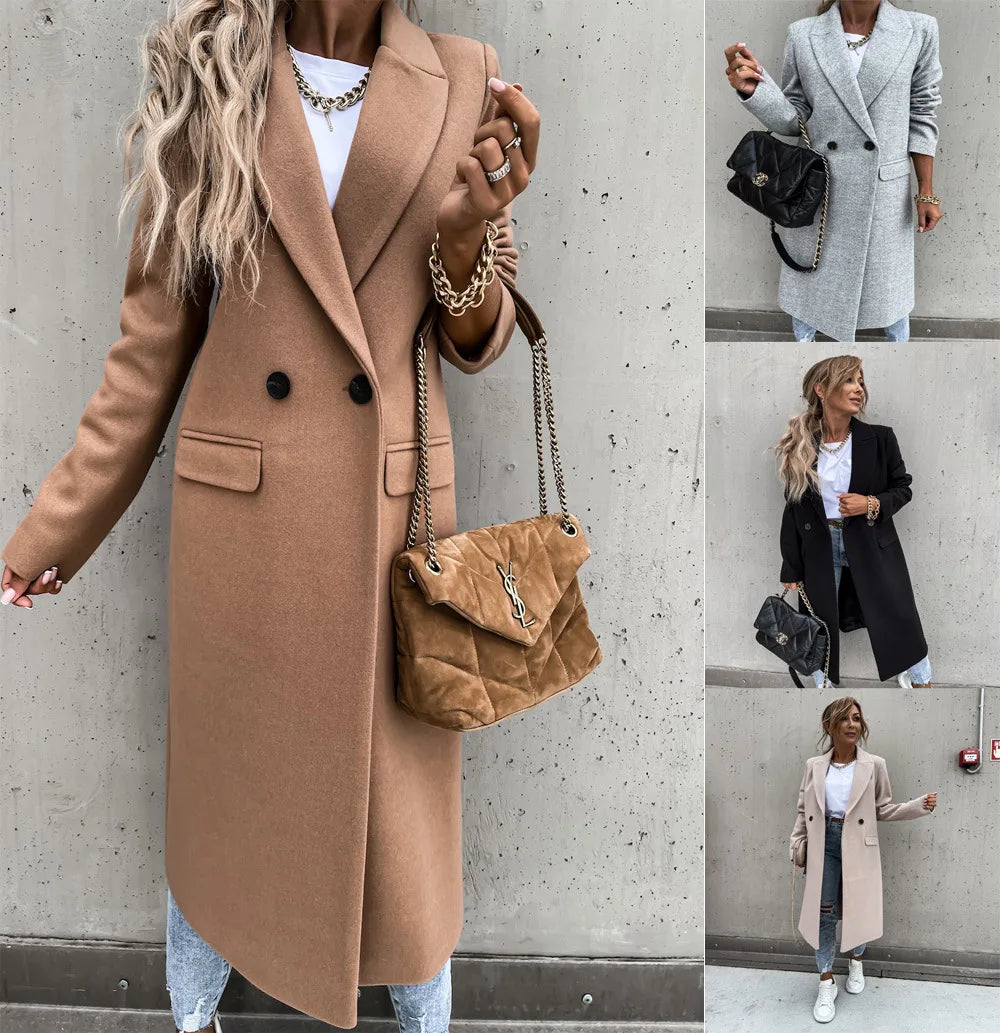 Femme portant un manteau long élégant, sac à main chic, cheveux ondulés, posant contre un mur. Mode automne-hiver, style urbain tendance.