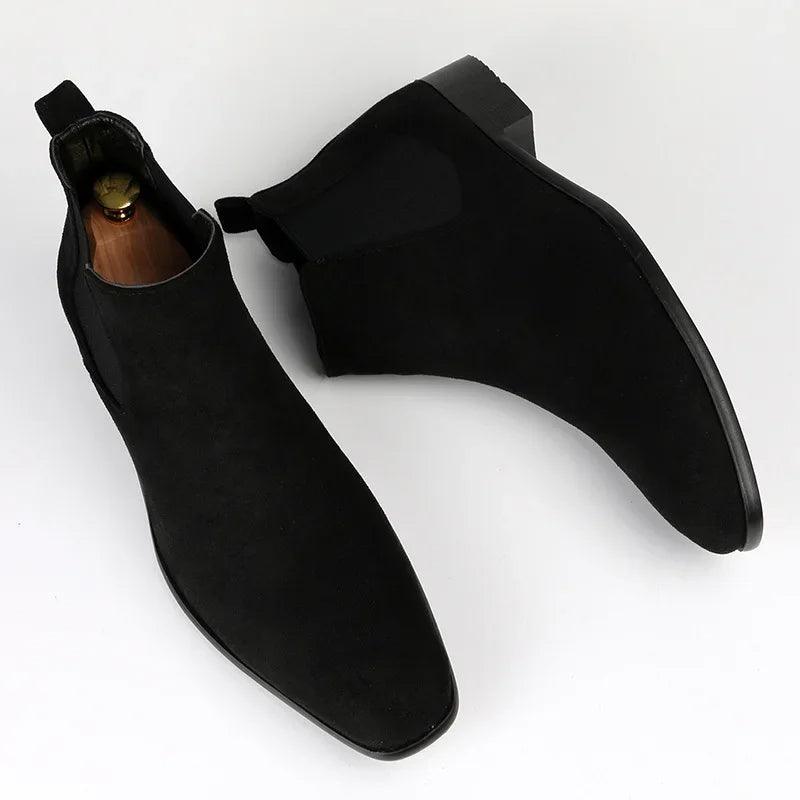 Bottines Chelsea noires en cuir suédé pour homme, élégantes et modernes, avec talon bas et semelle en caoutchouc, idéales pour un look chic.