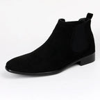 Bottine Chelsea noire en daim pour homme, élégante et moderne, semelle basse, idéale pour un style urbain et chic. Chaussure tendance automne-hiver.