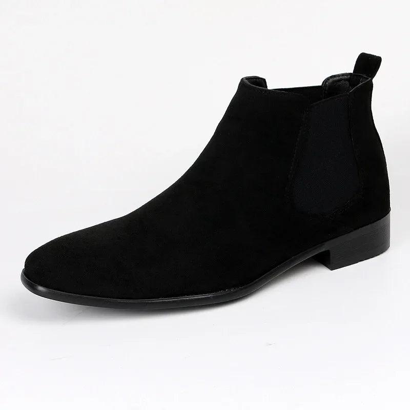 Bottine Chelsea noire en daim pour homme, élégante et moderne, semelle basse, idéale pour un style urbain et chic. Chaussure tendance automne-hiver.