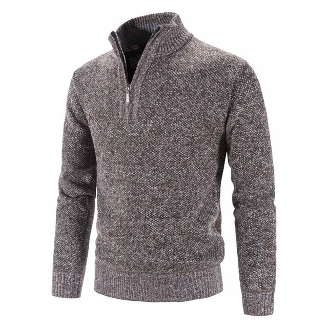 Pull en laine gris chiné pour homme avec col zippé, manches longues et texture tricotée. Mode hiver, vêtement chaud et élégant.