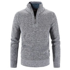 Pull gris en laine avec col zippé, manches longues, texture tricotée. Vêtement d'hiver élégant et chaud pour homme. Mode masculine tendance.