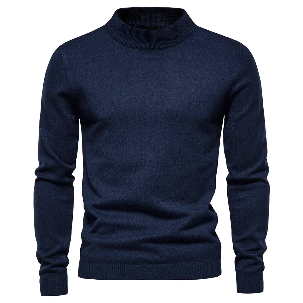 Pull-over col roulé bleu marine pour homme, manches longues, en laine douce. Mode masculine élégante, vêtement d'hiver chaud et confortable.