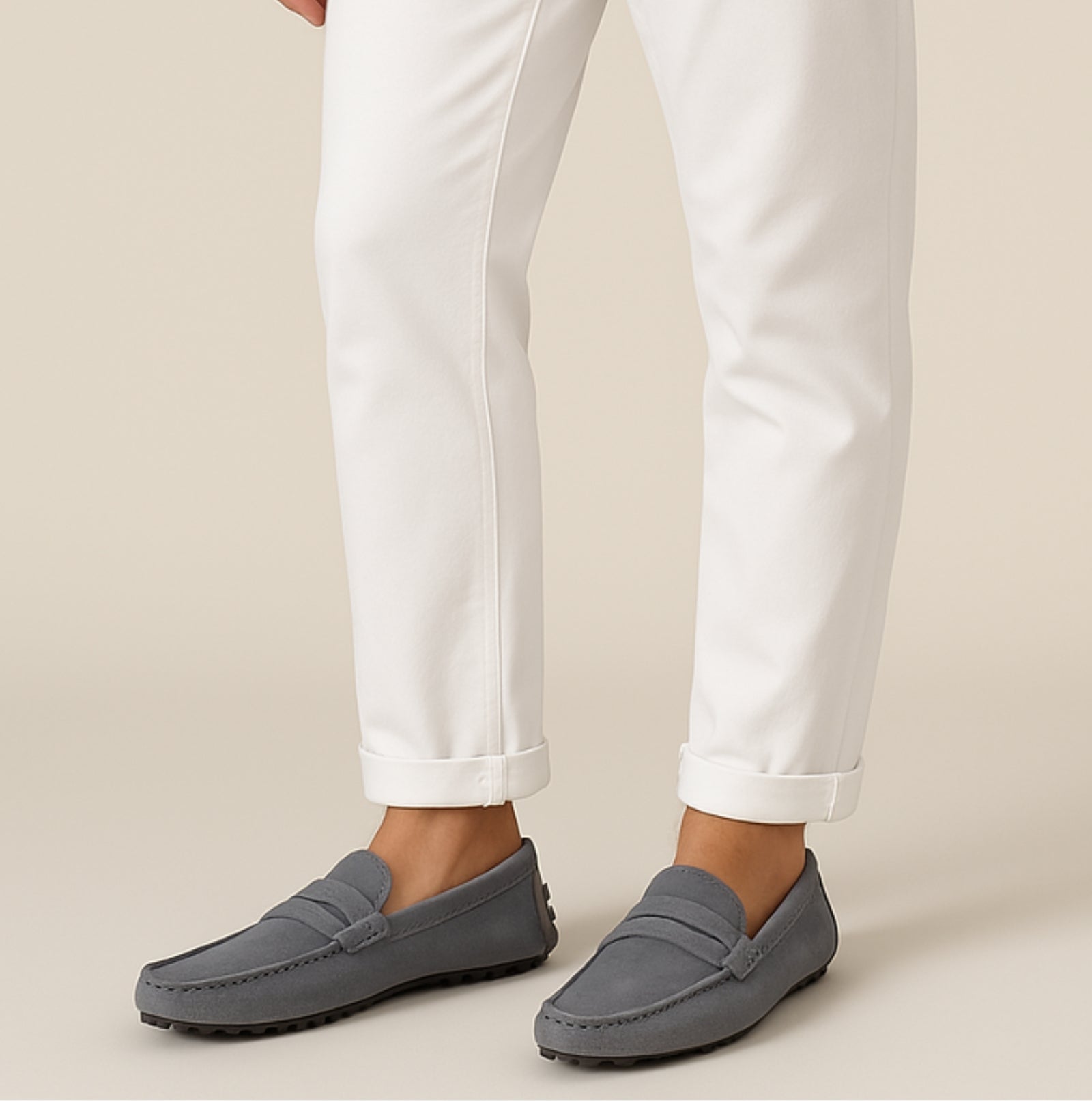 Pantalon blanc retroussé avec mocassins gris en cuir, style décontracté et élégant, mode masculine, chaussures confortables pour toutes occasions.