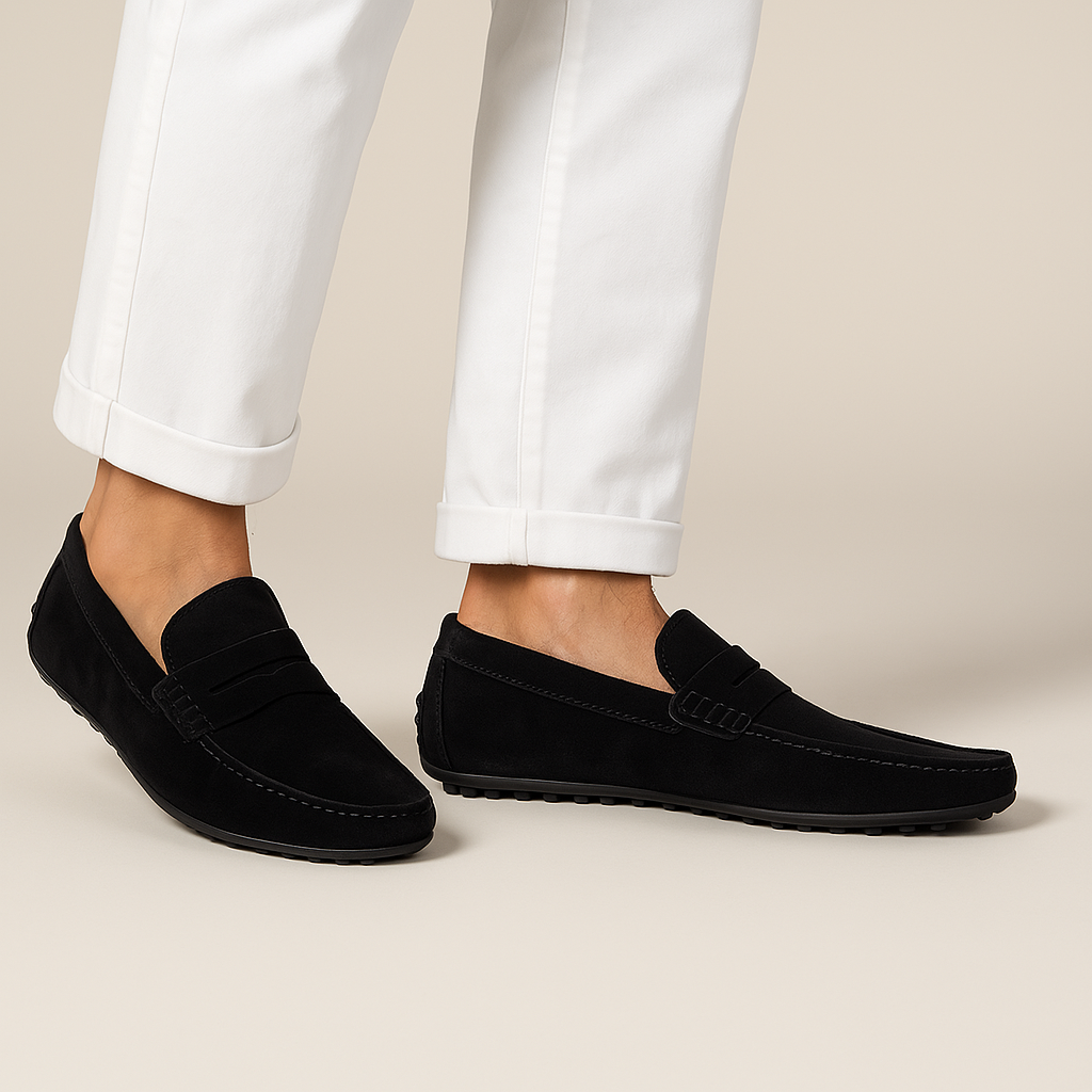 Chaussures mocassins noirs en daim portées avec un pantalon blanc, style élégant et moderne, mode masculine, chaussures confortables et tendance.
