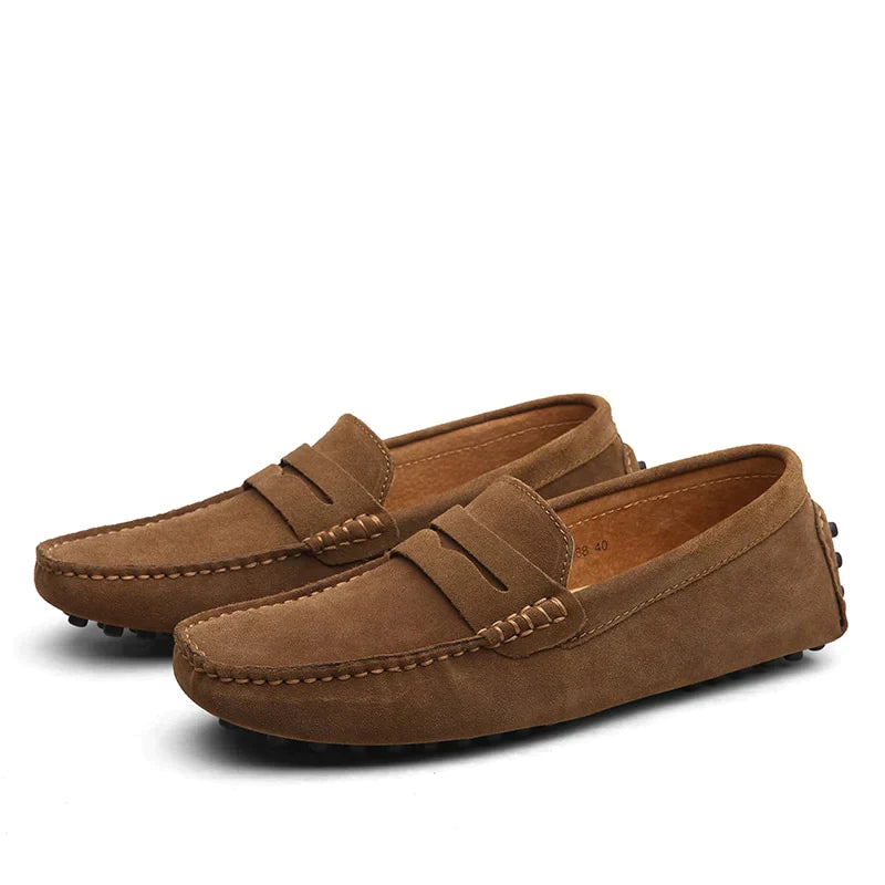 Mocassins en daim marron pour homme, style décontracté, semelle à picots, couture apparente, parfaits pour un look élégant et confortable.