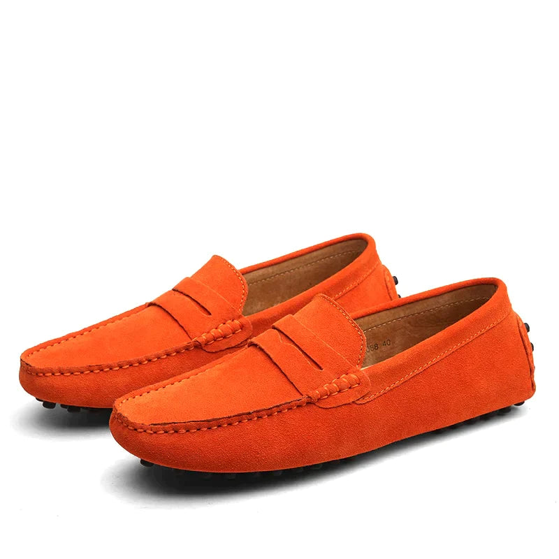 Mocassins en daim orange vif pour homme, style décontracté, semelle antidérapante, design élégant et moderne, parfaits pour toutes occasions.