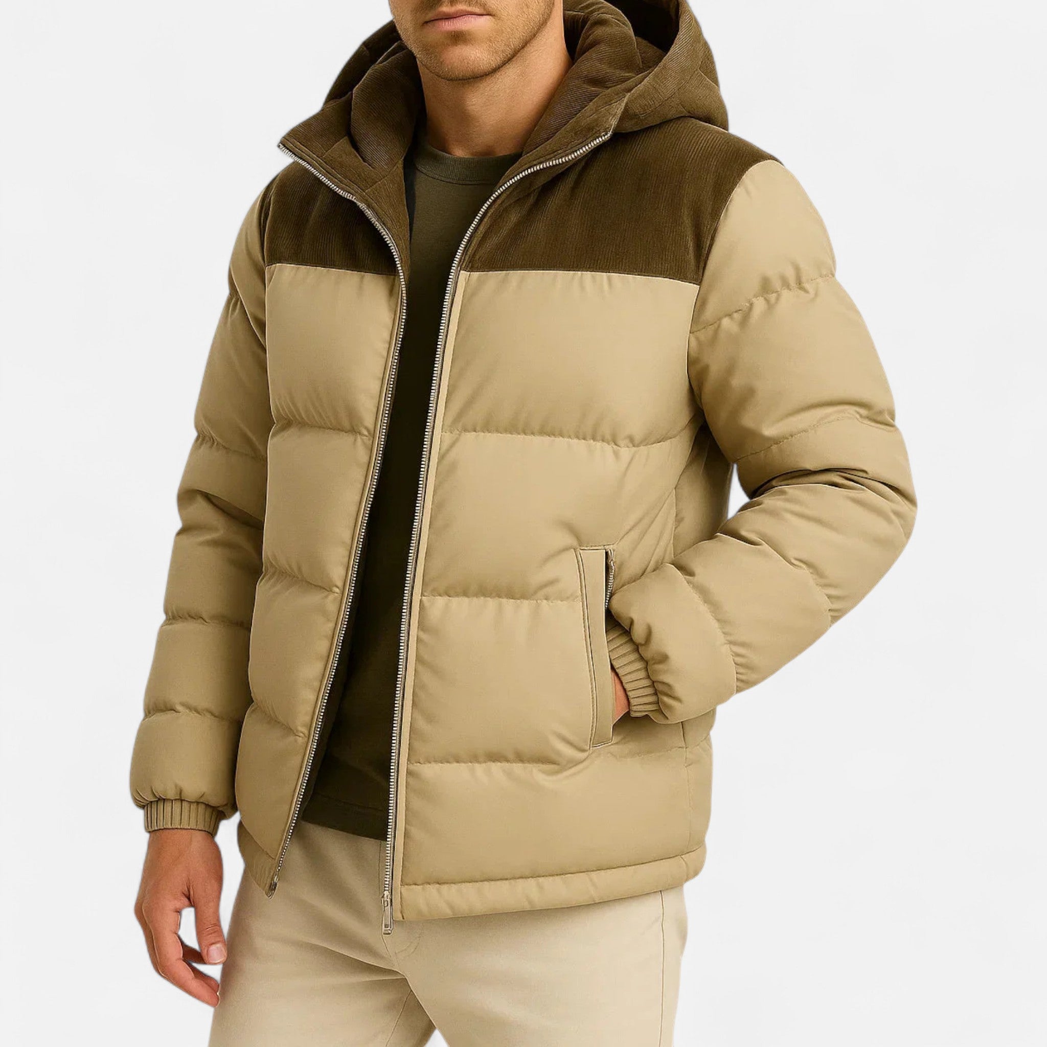 Homme portant une doudoune beige à capuche, fermeture éclair, et empiècements marron, style hiver moderne. Mode masculine, veste chaude.