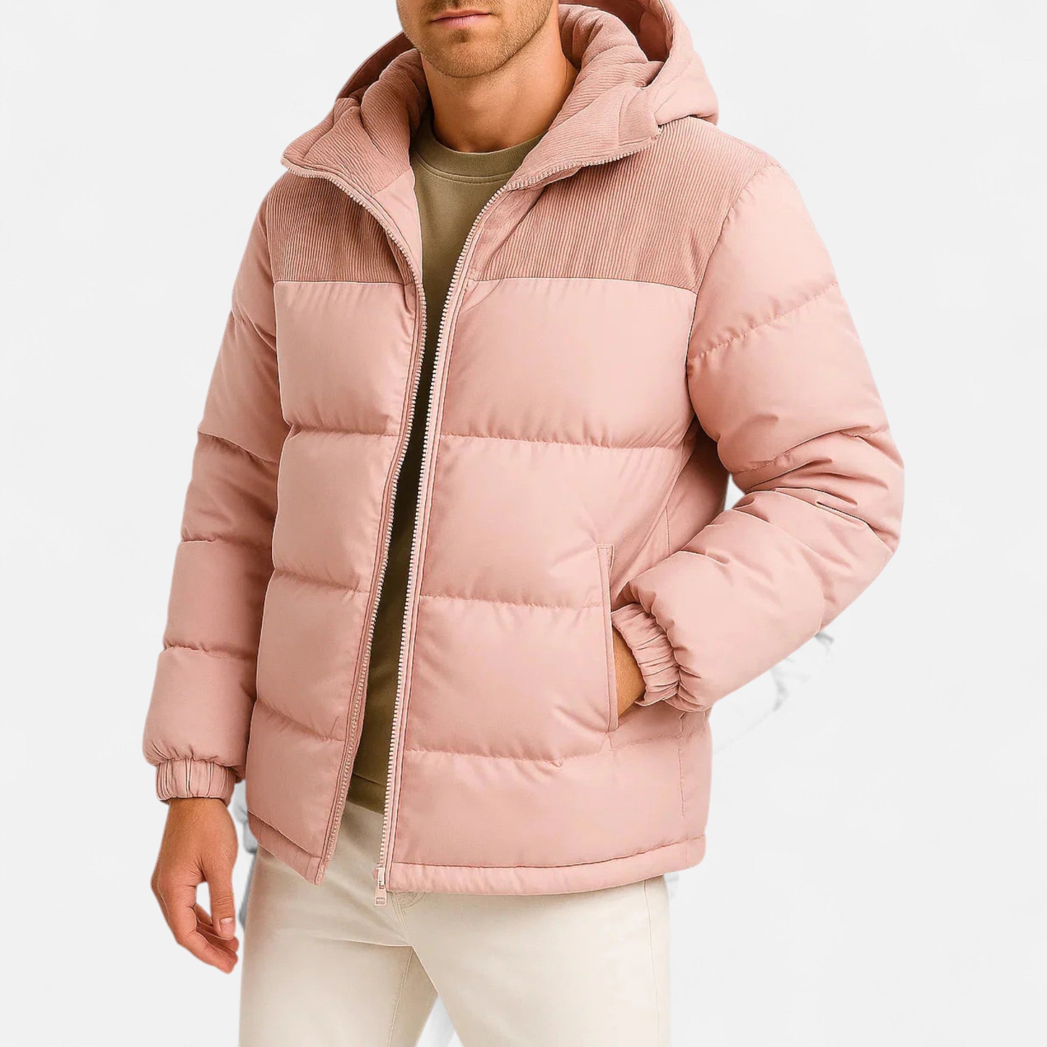 Homme portant une doudoune rose à capuche, fermeture éclair, poches latérales, sur fond blanc. Mode hiver, veste chaude, tendance masculine.
