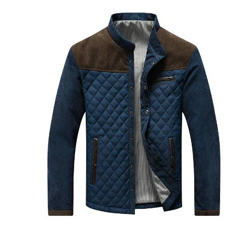 Veste matelassée bleue pour homme avec empiècements marron, col montant, fermeture à boutons-pression, poches zippées, style élégant et moderne.