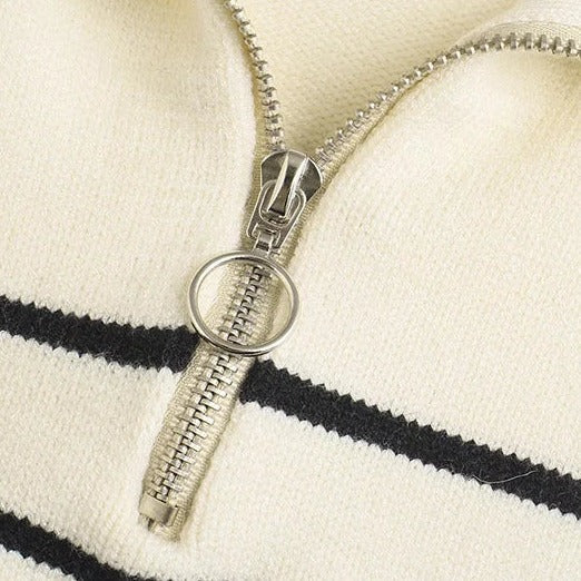 Højhalset stribet uldtrøje med lynlås i hvid og sort