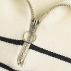 Højhalset stribet uldtrøje med lynlås i hvid og sort