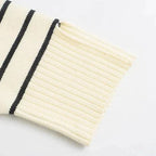 Højhalset stribet uldtrøje med lynlås i hvid og sort