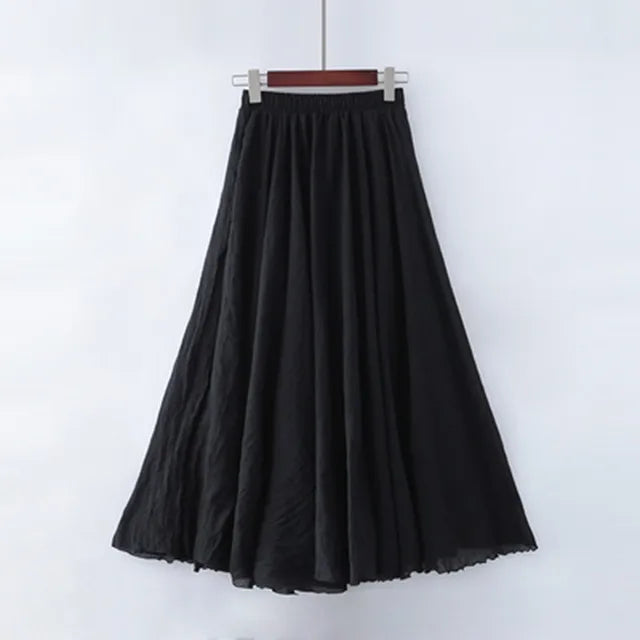 Jupe longue noire élégante en tissu fluide, suspendue sur un cintre, idéale pour un look chic et décontracté. Mode féminine, vêtement tendance.
