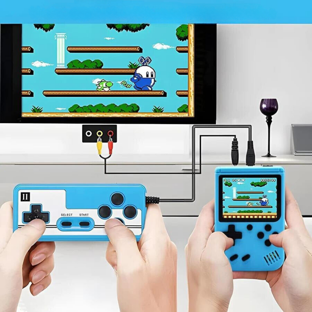 Deux mains tiennent une console de jeu rétro bleue connectée à une télévision affichant un jeu vidéo pixelisé. Manette et écran portatif visibles.
