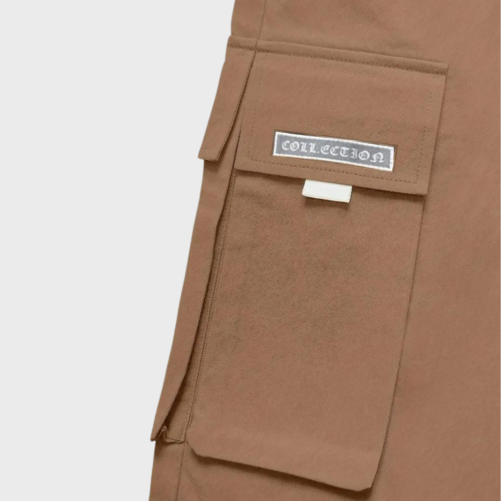 Poche cargo marron avec étiquette "Collection", design utilitaire moderne, mode streetwear tendance, détail couture soignée.