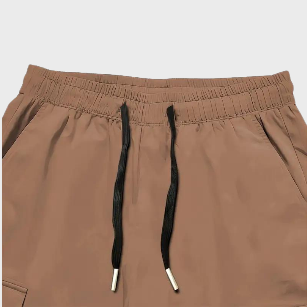 Short en tissu marron avec cordon noir, taille élastique, poches latérales. Mode décontractée, vêtements d'été, style urbain.