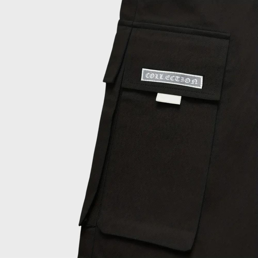 Poche cargo noire avec étiquette "Collection", design moderne, tissu robuste. Mode urbaine, pantalon utilitaire, tendance streetwear.