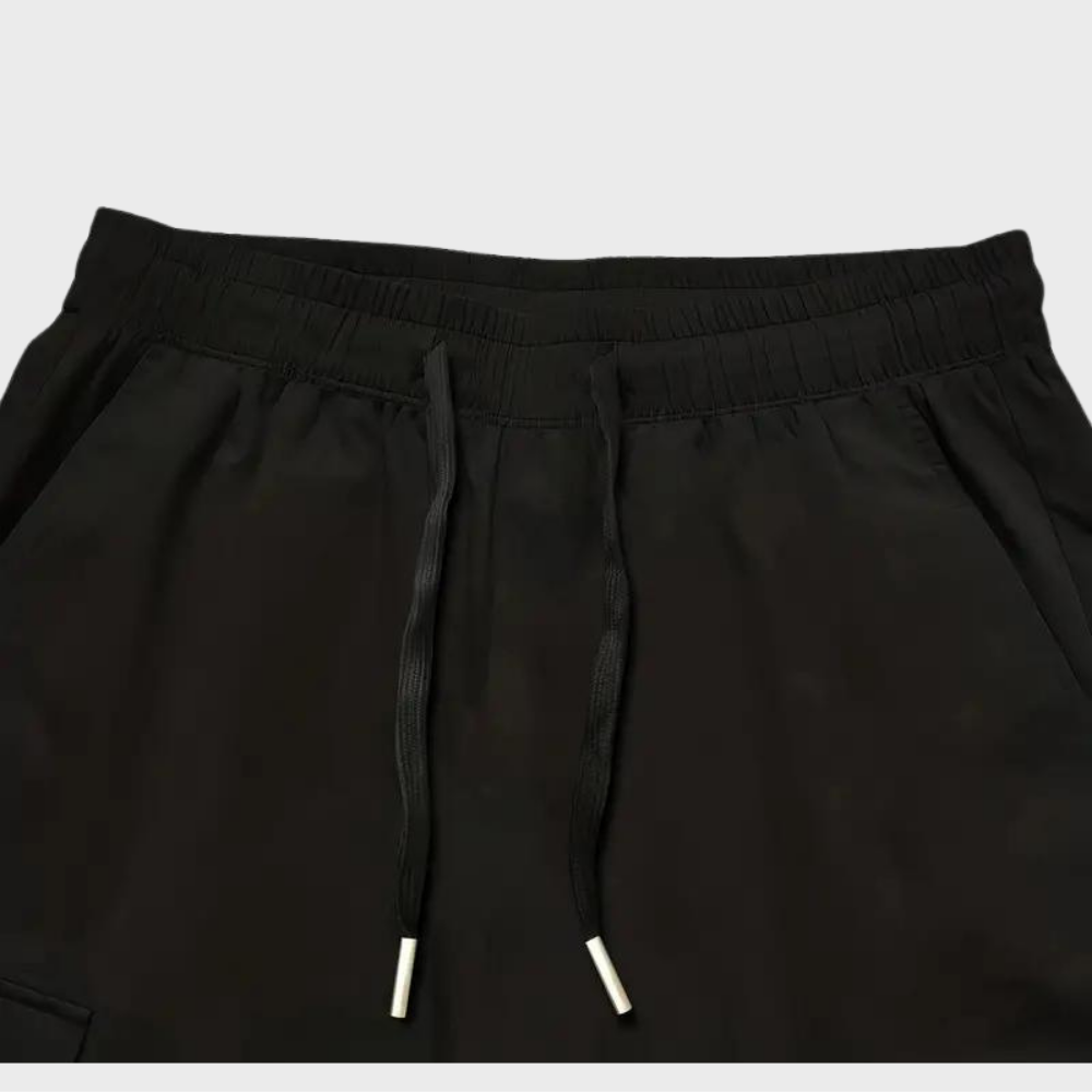 Pantalon de jogging noir pour homme avec cordon de serrage, poches latérales, taille élastique. Mode décontractée, vêtement confortable.