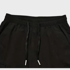 Pantalon de jogging noir pour homme avec cordon de serrage, poches latérales, taille élastique. Mode décontractée, vêtement confortable.