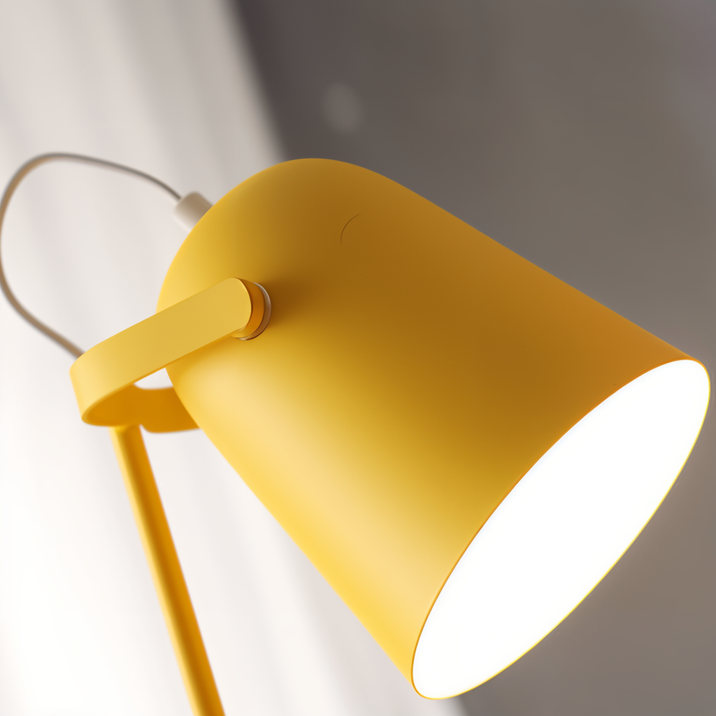 Lampe de bureau jaune moderne allumée, design minimaliste, éclairage intérieur, abat-jour conique, ambiance chaleureuse, décoration contemporaine.