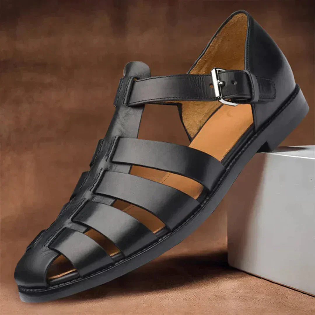 Sandale en cuir noir pour homme avec bride réglable, semelle antidérapante, design élégant et confortable, idéale pour l'été et les occasions décontractées.